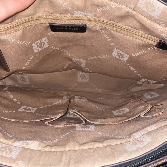 🌵New without tags Anne Klein Brown shoulder bag with adjustable straps! - Picture 11 of 11